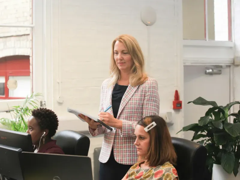 An assessor providing individual workplace guidance